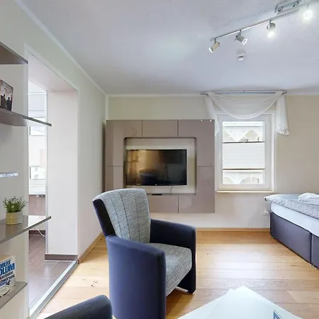 Strandnahe Fewo, Rosa In *